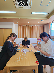 クラフトバンドを使って小花作り