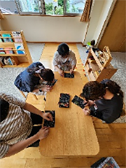 スクラッチアートを愉しむ参加者たち